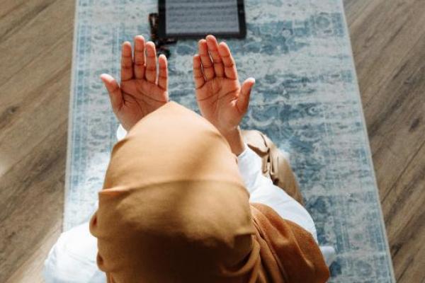 Sedekah merupakan salah satu amalan yang memiliki keutamaan besar dalam Islam.