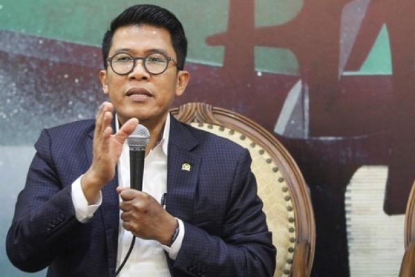 Menjaga kelas menengah bukan semata-mata soal membantu satu kelompok masyarakat. Ini juga soal menjaga mesin pertumbuhan ekonomi Indonesia tetap bergerak
