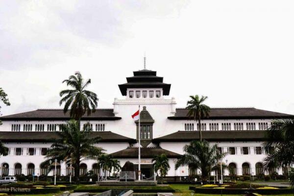upacara HUT Kemerdekaan RI tahun ini menjadi yang pertama kali dilaksanakan di halaman Gedung Sate