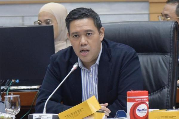 TNI telah menyatakan tunduk pada putusan Mahkamah Konstitusi, sementara Kementerian Hukum mulai mengkajinya.