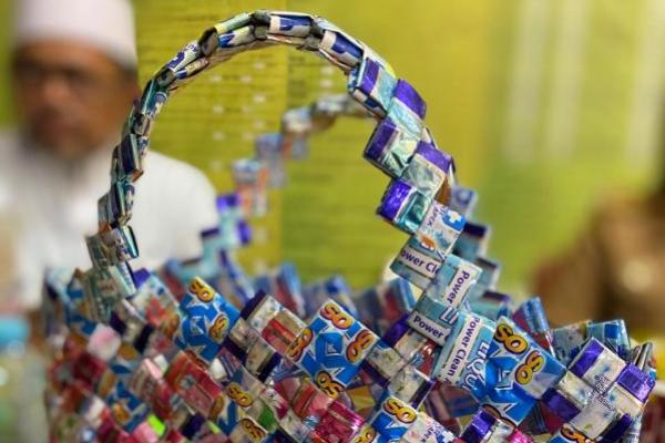 Tak seperti di desa-desa lainnya, di Desa Kalosi Alau sampah plastik dipandang berharga. Sampah-sampah plastik tersebut menjadi syarat wajib bagi masyarakat yang ingin mengurus berbagai keperluan administrasi