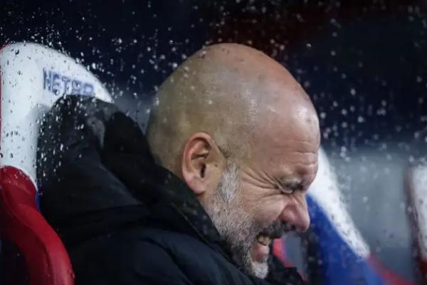 Mantan manajer Manchester City, Stuart Pearce, yakin manajer klub saat ini, Pep Guardiola, akan mengundurkan diri dari jabatan jika performa The Citizens tak kunjung membaik.