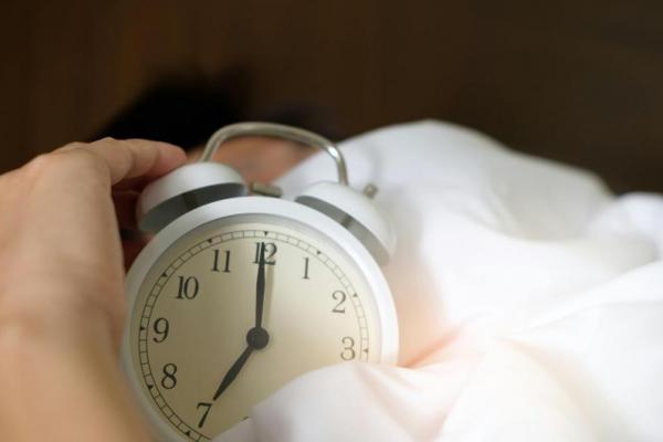Lalu, berapa durasi tidur ideal dan bagaimana pengaturan istirahat yang tepat agar tubuh kembali berenergi saat menyambut Senin pagi?
