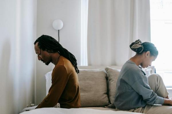 Hikmah perceraian dalam Islam tidak sekadar perpisahan, tapi proses menuju kedewasaan spiritual dan ketenangan hati. Temukan makna dan pelajarannya dalam artikel ini.
&nbsp;