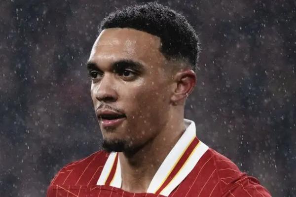 Bek sayap Liverpool, Trent Alexander-Arnold, berhasil memecahkan rekor penampilan Steven Gerrard ketika tampil dalam pertandingan melawan Wolverhampton pada Minggu (16/2) malam.