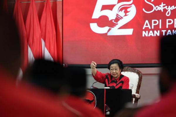 Sejumlah petinggi elit partai banteng ikut menyambut Megawati. Mulai dari Ketua Bidang Perekonomian PDIP Basuki Tjahaja Purnama atau Ahok, Ketua DPP Bidang Kaderisasi dan Ideologi PDIP Djarot Saiful Hidayat dan Ketua DPP Bidang Pemerintahan dan Otonomi Daerah PDI Perjuangan Ganjar Pranowo.
