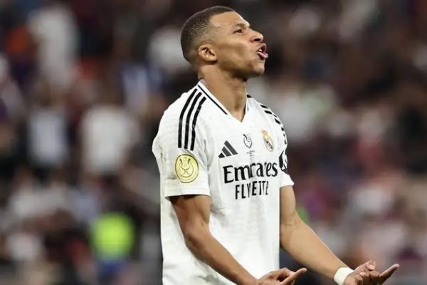 Menurut Ronaldo, Mbappe saat ini belum bermain dengan kualitas terbaiknya. Posisinya sebagai penyerang tengah membuat sang pemain kebingungan