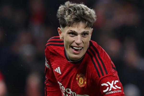 Rumor kepindahan Alejandro Garnacho kian menguat. Manchester United (MU) dikabarkan siap melepas winger Uruguay yang kini masuk dalam radar Napoli tersebut.