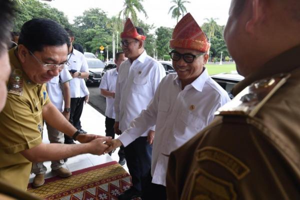 Menurutnya, SDM lokal merupakan aset yang tak tergantikan, sebab mereka lah yang memahami betul terkait kebutuhan, potensi, dan tantangan yang ada di wilayahnya.
