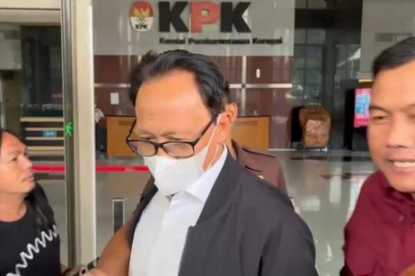 Pemeriksaan terhadap Ridwan diketahui saat ia keluar dari lobby utama Gedung Merah Putih KPK sekitar pukul 13.11 WIB.