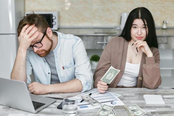 Berikut ini beberapa pilihan metode dan tips terbaik untuk menyimpan uang tanpa harus repot pergi ke bank