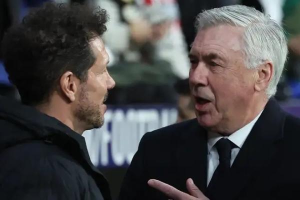 Pelatih Real Madrid, Carlo Ancelotti, geram dengan keputusan wasit memberikan penalti untuk Atletico Madrid, ketika kedua tim menjalani pertandingan derbi pada Minggu (9/2) dini hari.