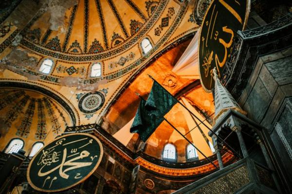 Dengan memahami makna Isra Mikraj secara mendalam, umat Islam diharapkan tidak hanya memperingatinya sebagai peristiwa historis tahunan