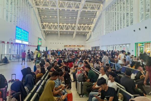 Jumlah penumpang Whoosh di masa libur lebaran kembali mencapai puncaknya kemarin. Hal tersebut menunjukkan antusiasme masyarakat yang tinggi dalam memanfaatkan transportasi cepat dan nyaman untuk kembali ke Jakarta sebelum kembali bekerja.