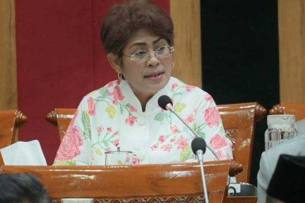 Banyak penduduk asli tidak diberikan pelatihan yang memadai untuk bersaing, sehingga mereka kalah dengan pendatang yang memiliki keterampilan tertentu.