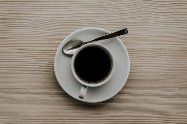 Sebuah studi besar menemukan bahwa kebiasaan minum kopi setiap hari ternyata hampir tidak memiliki hubungan signifikan dengan kualitas tidur maupun rasa kantuk