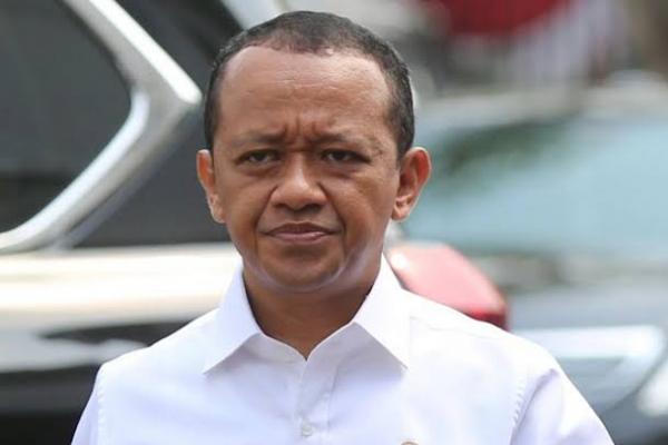 Kemarin Gubernur Papua ketemu saya, kami membahas beberapa soal dan termasuk di dalamnya adalah persoalan saham Papua di Freeport yang 10 persen