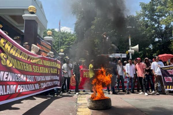 Aksi ini kita dari Ikatan Senat Hukum Indonesia, terutama mahasiswa yang mewakili beberapa kampus hari ini kita hadir di PTUN Jakarta untuk menindaklanjuti bagaimana laporan yang telah kadaluarsa dan melewati masa batas 90 hari oleh PT. SKB.