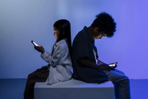 Banyak yang mengira scrolling tanpa henti di media sosial bisa menghilangkan rasa kesepian, tapi penelitian terbaru justru menunjukkan sebaliknya.