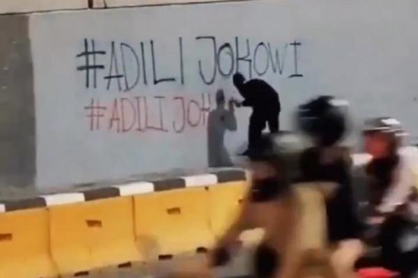 Jadi Rakyat dihadapkan dengan pemimpinnya.&nbsp;Prabowo lebih memilih melindungi penjahat ketimbang Rakyat yang telah memilihnya.