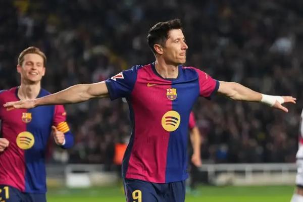 Ketika permainan masih berada di bawah kendali Barca, Flick memutuskan untuk menarik keluar Lewandowski pada menit ke-81, dan menggantikannya dengan Ferran Torres.
