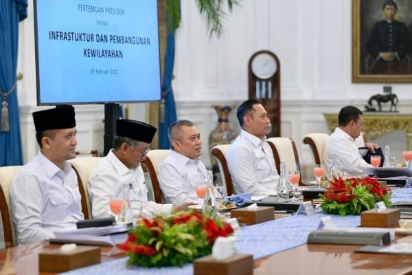 Presiden Prabowo menekankan pentingnya pembangunan infrastruktur yang berdampak langsung pada pertumbuhan ekonomi nasional dan lokal, serta peningkatan kesejahteraan masyarakat