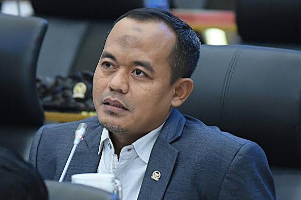 Harga daging ayam mengalami kenaikan, biasanya 35 ribu rupiah, sekarang bisa mencapai 38 ribu rupiah. Ini berdampak pada penurunan jumlah pembeli di pasar.