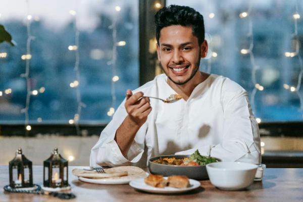 Waktu berbuka sering menjadi momen yang paling dinantikan setelah seharian menahan lapar dan haus.