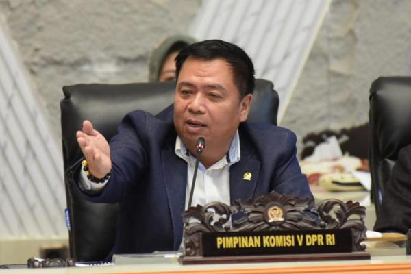 Ketua Komisi V DPR, Lasarus, menegaskan tidak ada kompromi terkait pemeriksaan kelayakan kendaraan atau ramp check secara berkala di seluruh moda transportasi.