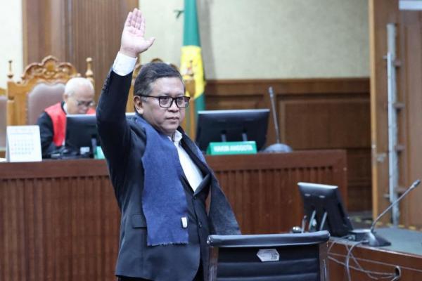Hasto merupakan terdakwa dalam kasus dugaan suap pergantian antarwaktu (PAW) anggota DPR RI dan perintangan penyidikan.