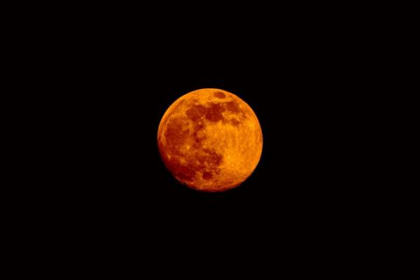 Masyarakat Indonesia pun berkesempatan untuk menyaksikan fenomena astronomi ini. Latas, apakah aman melihat gerhana bulan total dengan mata telanjang?