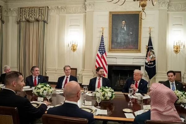 Pemilik Manchester City, Khaldoon Al Mubarak, tampak bertemu dengan Presiden Amerika Serikat (AS), Donald Trump, di tengah ancaman sanksi atas 115 dugaan pelanggaran keuangan Liga Premier.