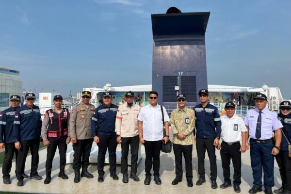 Pantau Arus Mudik, Pimpinan MPR Naik Kapal Bareng Warga&nbsp;dan Berkunjung ke Beberapa Kabupaten di Sulteng