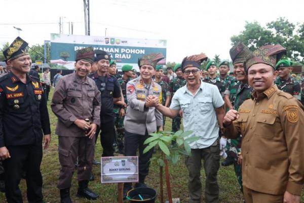 Polda Riau menginisiasi aksi tanam pohon, untuk melindungi tuah dan menjaga marwah