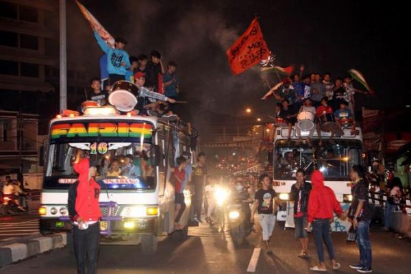 Jadi kalau ada orang yang bergerombol dan tidak sesuai dengan ketentuan wilayah, akan kita putar balik. Diharapkan perayaan takbir sebaiknya dilakukan dengan berjalan kaki di lingkungan masing-masing tanpa menggunakan sarana transportasi.
