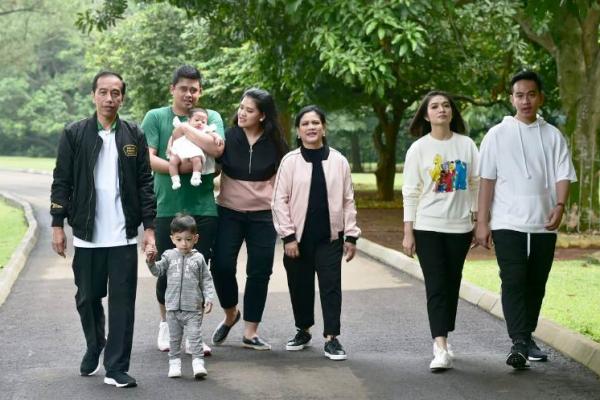 Gibran datang bersama istri, Selvi Ananda, dan kedua anak, Jan Ethes Srinarendra serta La Lembah Manah, pada pukul 12.30 WIB.
