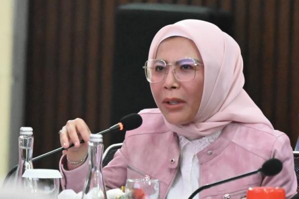 Ibu Diana Malemita Ginting, pertanyaan saya hanya satu saja. Mengingat ada tantangan pelemahan ekonomi dan dampaknya pada masyarakat miskin dan rentan, bagaimana anda sebagai calon hakim berkontribusi dalam menyusun kebijakan insentif dan tarif pajak karbon yang mendorong pelaku industri mengurangi emisi, tapi tetap menjaga daya saing dan memastikan keadilan sosial.