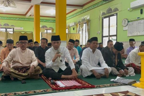 Menteri Transmigrasi (Mentrans) M. Iftitah Sulaiman Suryanagara memanfaatkan momen Idulfitri 1446 H untuk berdialog dengan masyarakat di pulau Rempang, Batam sekaligus menyerahkan 1.000 bingkisan Lebaran dari Presiden Prabowo Subianto