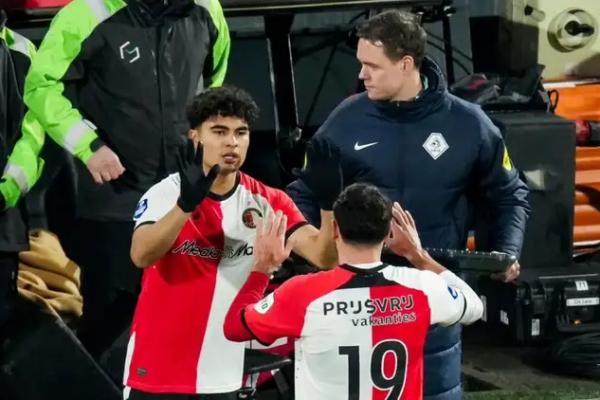Penyerang muda Feyenoord, Stephano Carillo, enggan dibebani ekspektasi terlampau tinggi.