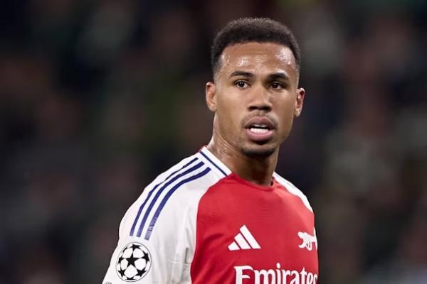 Bek Arsenal, Gabriel Magalhaes, harus meninggalkan lapangan lebih awal saat membela Timnas Brasil dalam laga uji coba melawan Senegal pada Sabtu malam.