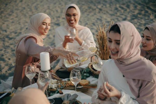 Tradisi silaturahmi telah menjadi bagian tak terpisahkan dari budaya masyarakat Indonesia, terutama saat merayakan hari Idul Fitri.