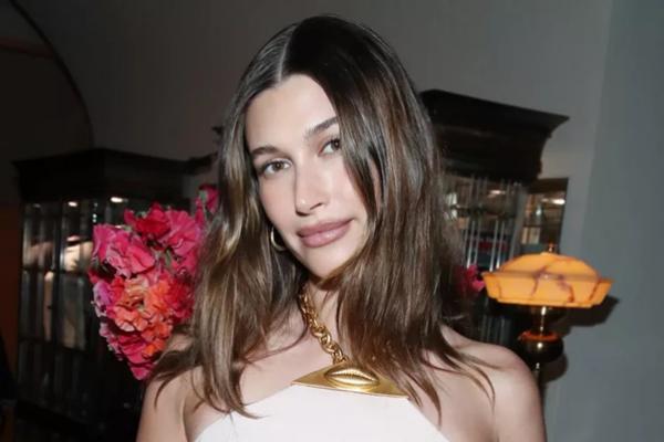 Hailey Bieber Sebut Justin Bieber di Acara Penghargaan di Tengah Rumor Perpisahan