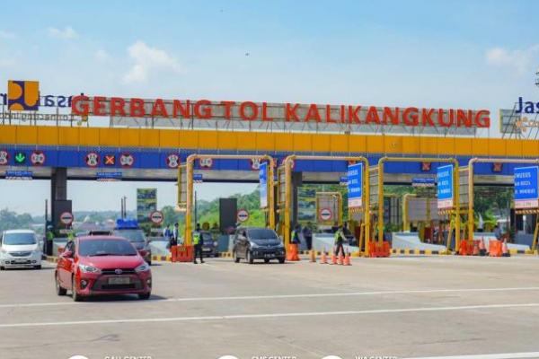 Jumlah tersebut merupakan 4,9% dari total 442 ribu kendaraan yang melakukan transaksi di GT Kalikangkung pada periode yang sama