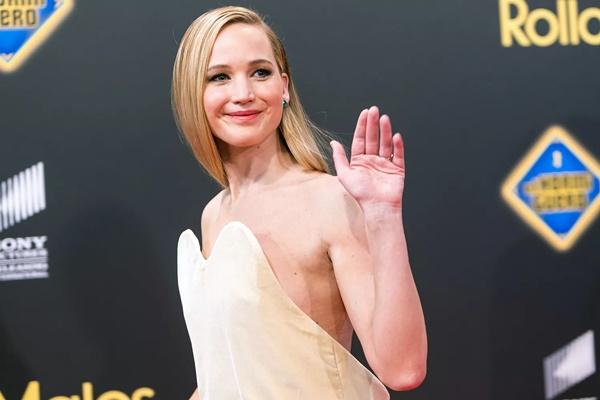 Jennifer Lawrence Ejek Kourtney Kardashian di Depan Robert Pattinson