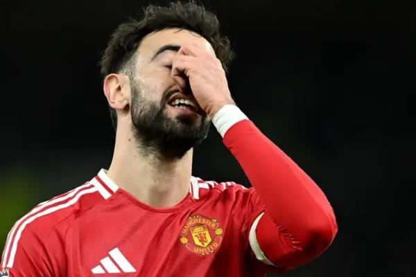 Kapten Manchester United (MU), Bruno Fernandes, sedang melangsungkan negosiasi kontrak baru bersama manajemen klub di tengah ketertarikan dari Galatasaray