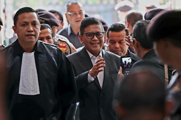 Ronny Talapessy menyoroti keterangan ahli yang menyebut pelaporan terhadap penyidik KPK hingga penyelenggaraan konferensi pers masuk kategori perintangan penyidikan.