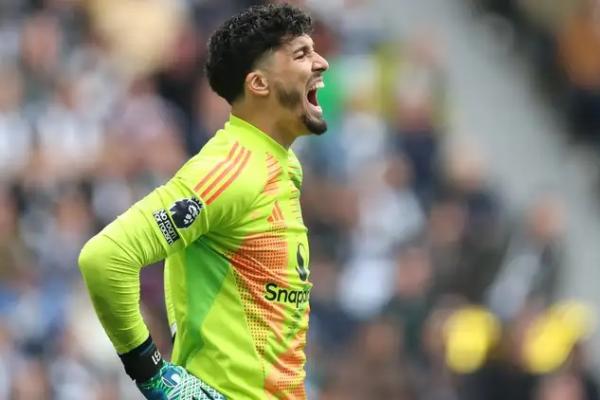 Penjaga gawang nomor dua Manchester United (MU), Altay Bayindir, meminta maaf karena mengecewakan para penggemar dalam pertandingan debutnya di Liga Premier melawan Newcastle pada Minggu (13/4) malam.