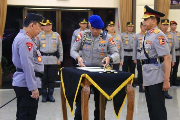 Polri rotasi dan mutasi jabatan strategis di jajaran perwira tinggi dan menengah. 