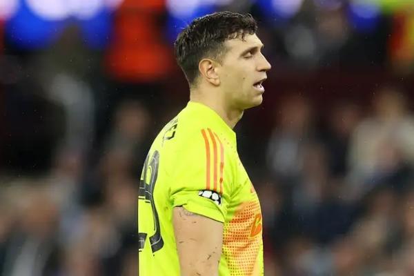 Kiper Aston Villa, Emiliano Martinez, ternyata sempat menaruh harapan besar untuk bisa berseragam Manchester United.