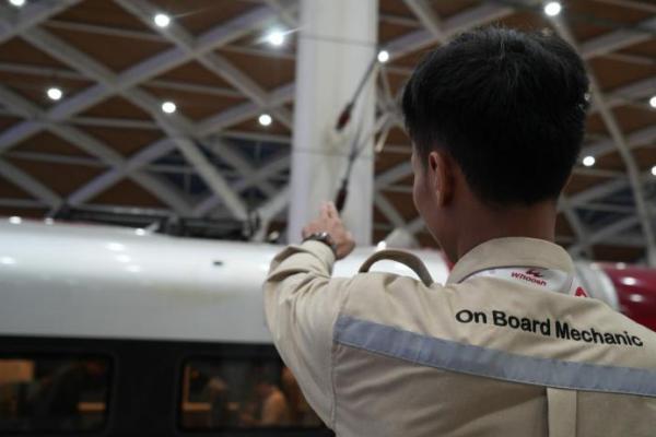 Onboard Mechanic merupakan bagian dari kru operasional kereta cepat yang memiliki tanggung jawab dalam menjamin pengoperasian Electric Multiple Unit (EMU) yang aman dan andal.